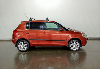 Подержанный автомобиль Skoda Fabia Hatchback 2009 года (4 фото)