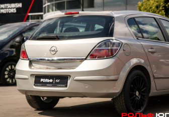 Подержанный автомобиль Opel Astra Hatchback 2008 года (13 фото)