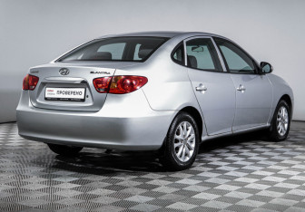 Подержанный автомобиль Hyundai Elantra Sedan 2010 года (5 фото)