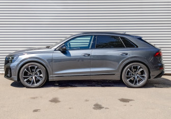 Подержанный автомобиль Audi Q8 2024 года (8 фото)