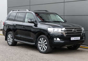Подержанный автомобиль Toyota Land Cruiser Suv 2017 года (3 фото)