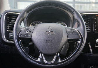Подержанный автомобиль Mitsubishi Outlander 2021 года (14 фото)