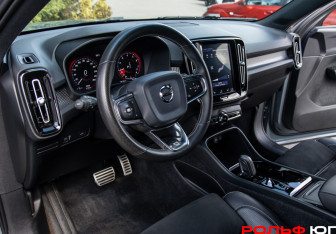 Подержанный автомобиль Volvo XC40 2019 года (16 фото)