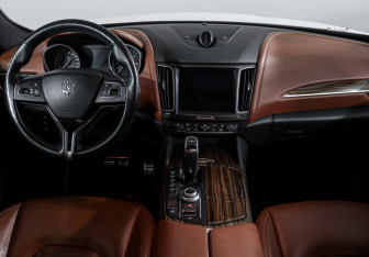 Подержанный автомобиль Maserati Levante 2018 года (12 фото)