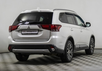 Подержанный автомобиль Mitsubishi Outlander 2017 года (5 фото)
