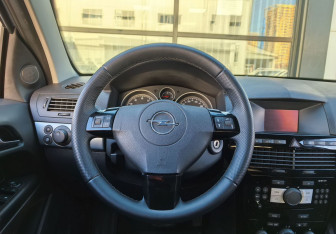 Подержанный автомобиль Opel Astra Sedan 2012 года (14 фото)