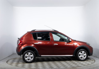 Подержанный автомобиль Renault Sandero 2014 года (4 фото)