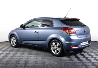 Подержанный автомобиль Kia Ceed Hatchback 2008 года (7 фото)