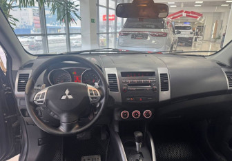 Подержанный автомобиль Mitsubishi Outlander 2007 года (9 фото)