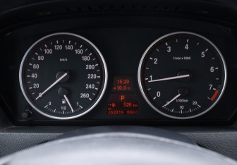 Подержанный автомобиль BMW X5 2010 года (12 фото)