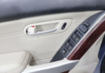 Подержанный автомобиль Mazda CX-9 2006 года (12 фото)