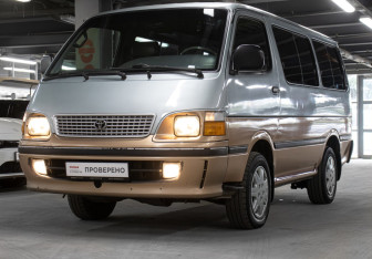 Подержанный автомобиль Toyota HiAce 2002 года (19 фото)