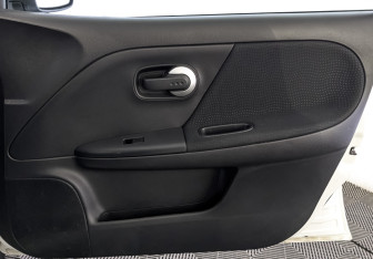 Подержанный автомобиль Nissan Note 2013 года (25 фото)