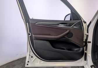 Подержанный автомобиль BMW X3 2021 года (18 фото)
