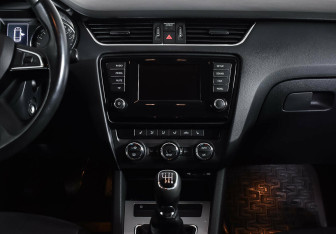 Подержанный автомобиль Skoda Octavia Wagon 2014 года (14 фото)