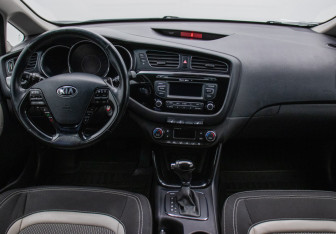 Подержанный автомобиль Kia Ceed Hatchback 2012 года (13 фото)