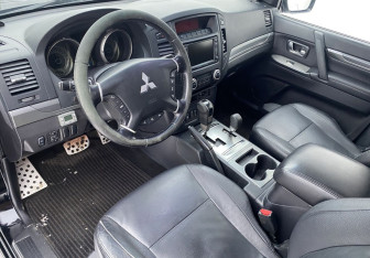 Подержанный автомобиль Mitsubishi Pajero 2010 года (9 фото)