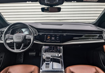Подержанный автомобиль Audi Q8 2021 года (14 фото)