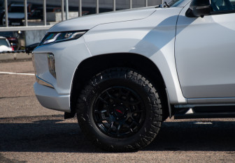 Подержанный автомобиль Mitsubishi L200 2023 года (27 фото)