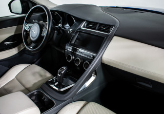 Подержанный автомобиль Jaguar E-Pace 2018 года (10 фото)
