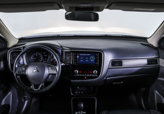 Подержанный автомобиль Mitsubishi Outlander 2021 года (17 фото)