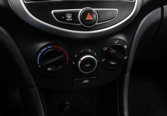 Подержанный автомобиль Hyundai Solaris Sedan 2012 года (16 фото)