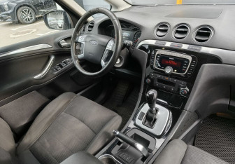 Подержанный автомобиль Ford S-MAX 2012 года (11 фото)