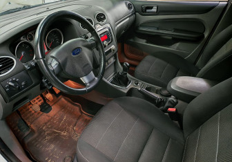 Подержанный автомобиль Ford Focus Hatchback 2010 года (13 фото)