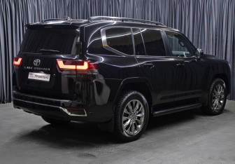 Подержанный автомобиль Toyota Land Cruiser Suv 2023 года (5 фото)