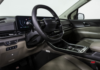 Подержанный автомобиль Kia Carnival 2025 года (9 фото)