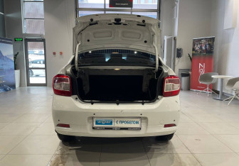 Подержанный автомобиль Renault Logan Sedan 2015 года (7 фото)