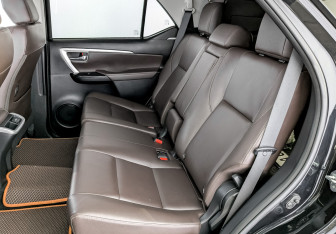 Подержанный автомобиль Toyota Fortuner 2018 года (12 фото)