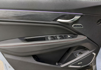 Подержанный автомобиль Geely Tugella 2023 года (11 фото)