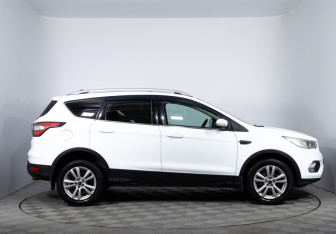 Подержанный автомобиль Ford Kuga 2017 года (4 фото)