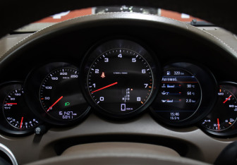 Подержанный автомобиль Porsche Cayenne 2013 года (14 фото)