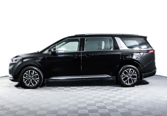Подержанный автомобиль Kia Carnival 2021 года (3 фото)