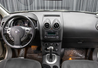 Подержанный автомобиль Nissan Qashqai 2012 года (14 фото)