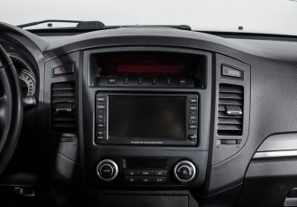 Подержанный автомобиль Mitsubishi Pajero 2012 года (13 фото)