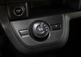 Подержанный автомобиль Peugeot Traveller 2020 года (18 фото)