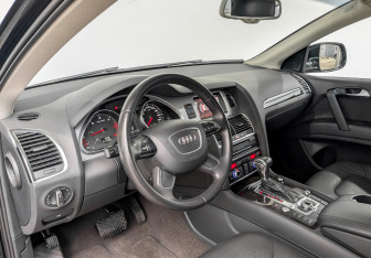 Подержанный автомобиль Audi Q7 2012 года (17 фото)