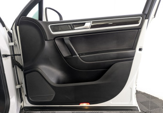 Подержанный автомобиль Volkswagen Touareg 2016 года (25 фото)