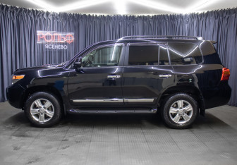Подержанный автомобиль Toyota Land Cruiser Suv 2015 года (8 фото)