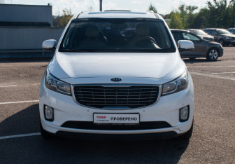 Подержанный автомобиль Kia Carnival 2016 года (2 фото)