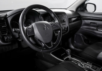 Подержанный автомобиль Mitsubishi Outlander 2019 года (14 фото)