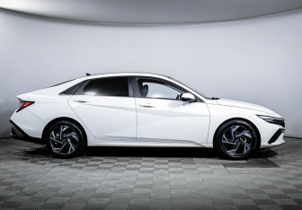 Подержанный автомобиль Hyundai Elantra Sedan 2023 года (4 фото)