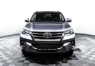 Подержанный автомобиль Toyota Fortuner 2018 года (2 фото)