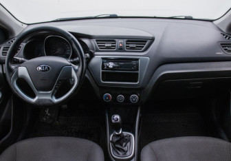 Подержанный автомобиль Kia Rio Hatchback 2015 года (13 фото)