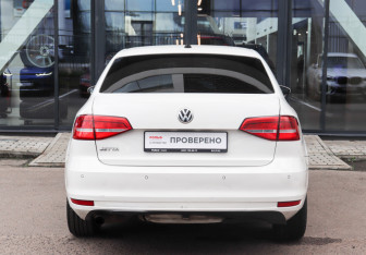 Подержанный автомобиль Volkswagen Jetta Sedan 2015 года (5 фото)