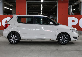 Подержанный автомобиль Skoda Fabia Hatchback 2011 года (4 фото)