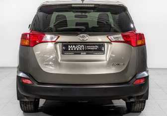 Подержанный автомобиль Toyota RAV4 2014 года (6 фото)